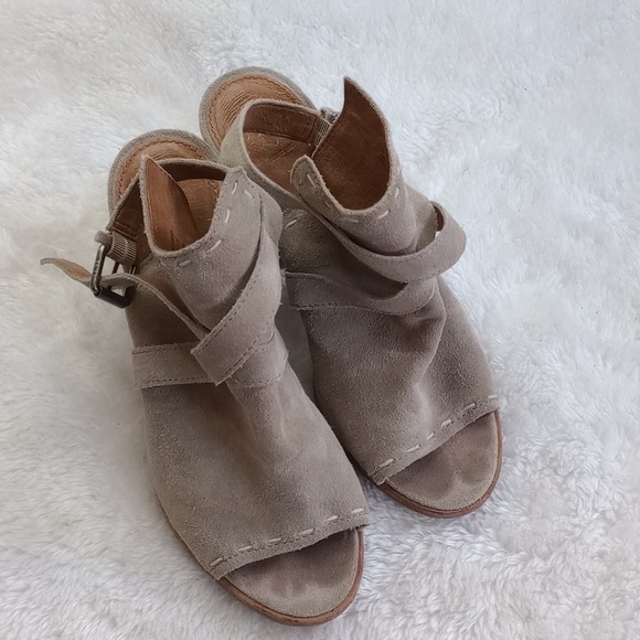 Frye Dani Pickstitch Shield Ankle Booties size 8.5 in Ash Suede - Picture 8 of 10